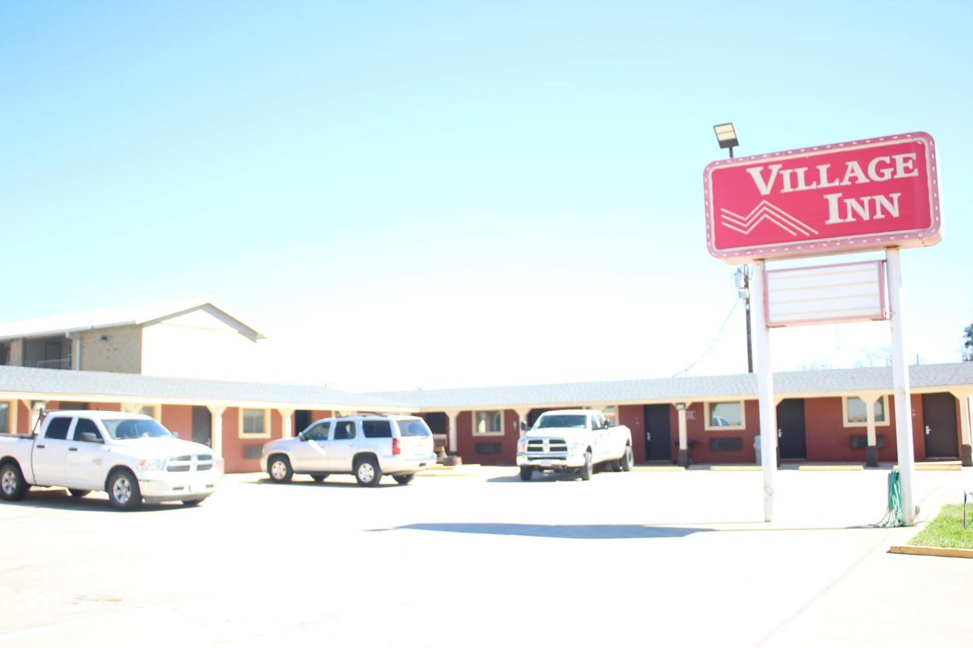 Village Inn Cotulla Exterior photo