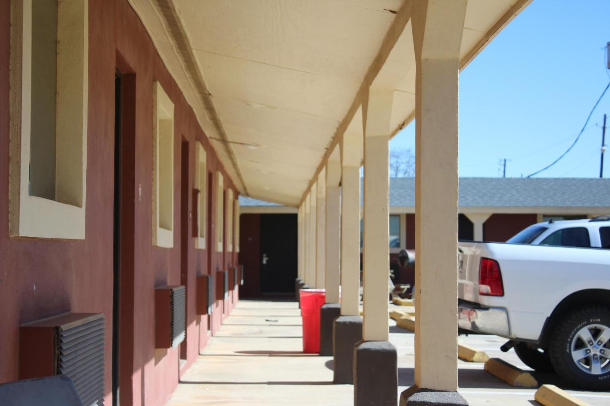 Village Inn Cotulla Exterior photo