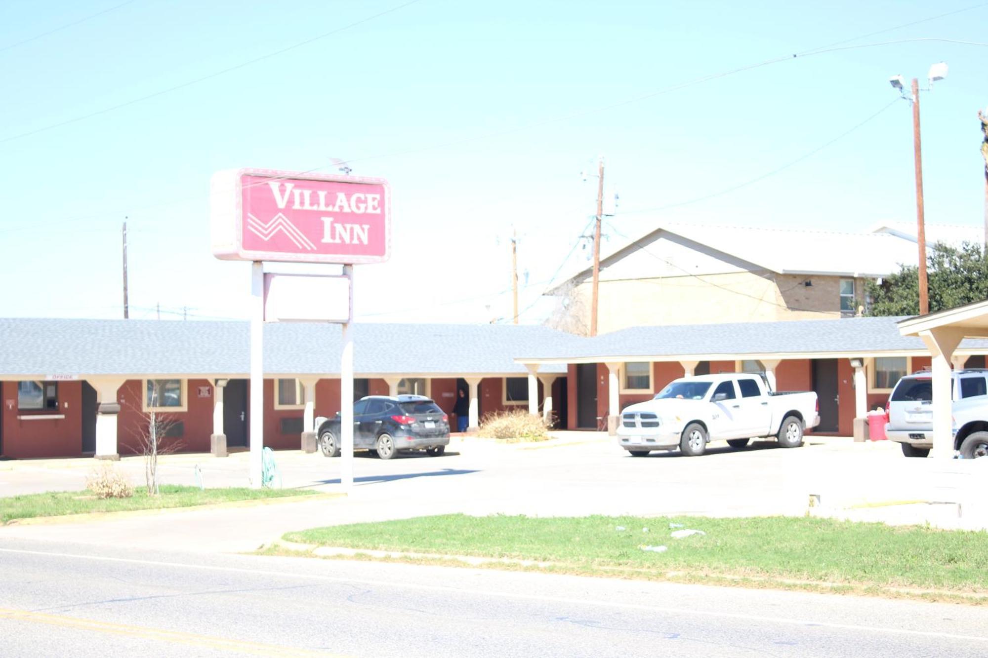 Village Inn Cotulla Exterior photo