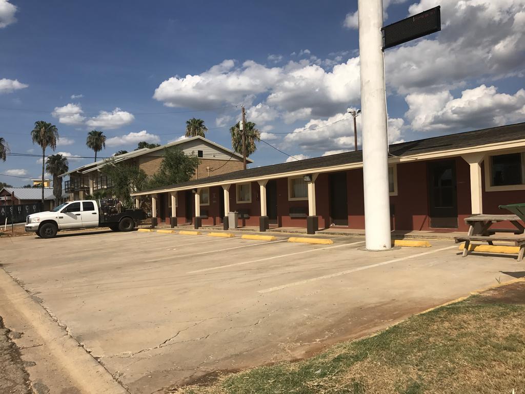Village Inn Cotulla Exterior photo