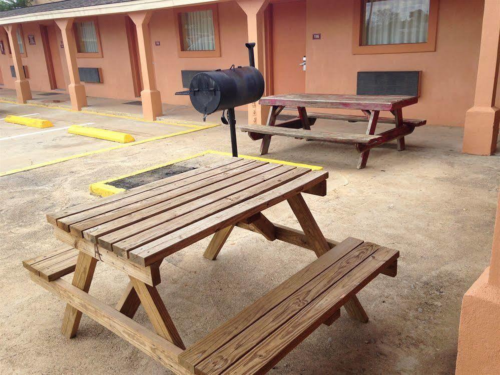Village Inn Cotulla Exterior photo