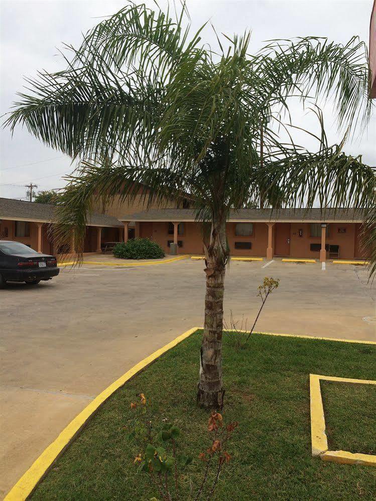 Village Inn Cotulla Exterior photo