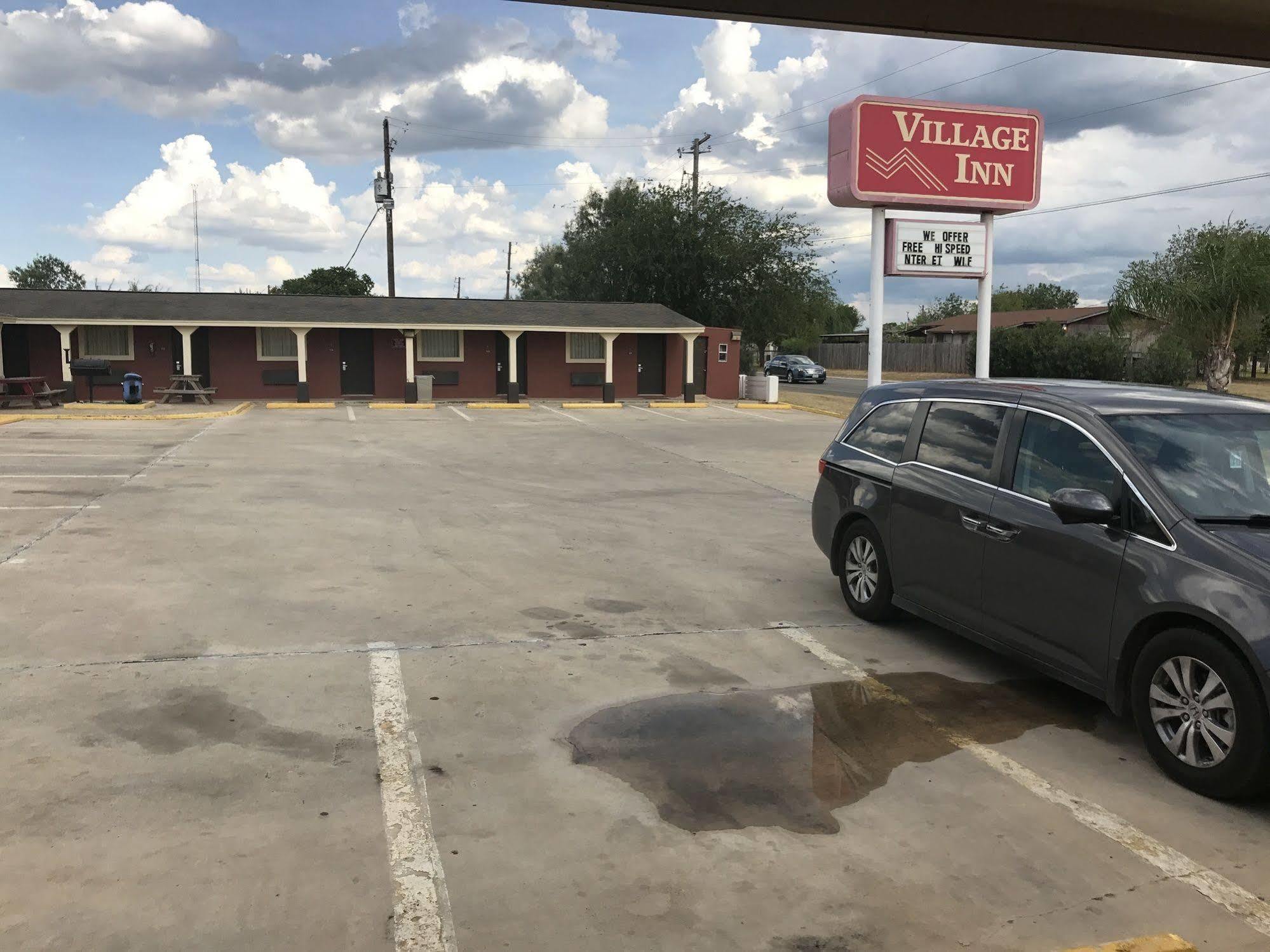 Village Inn Cotulla Exterior photo