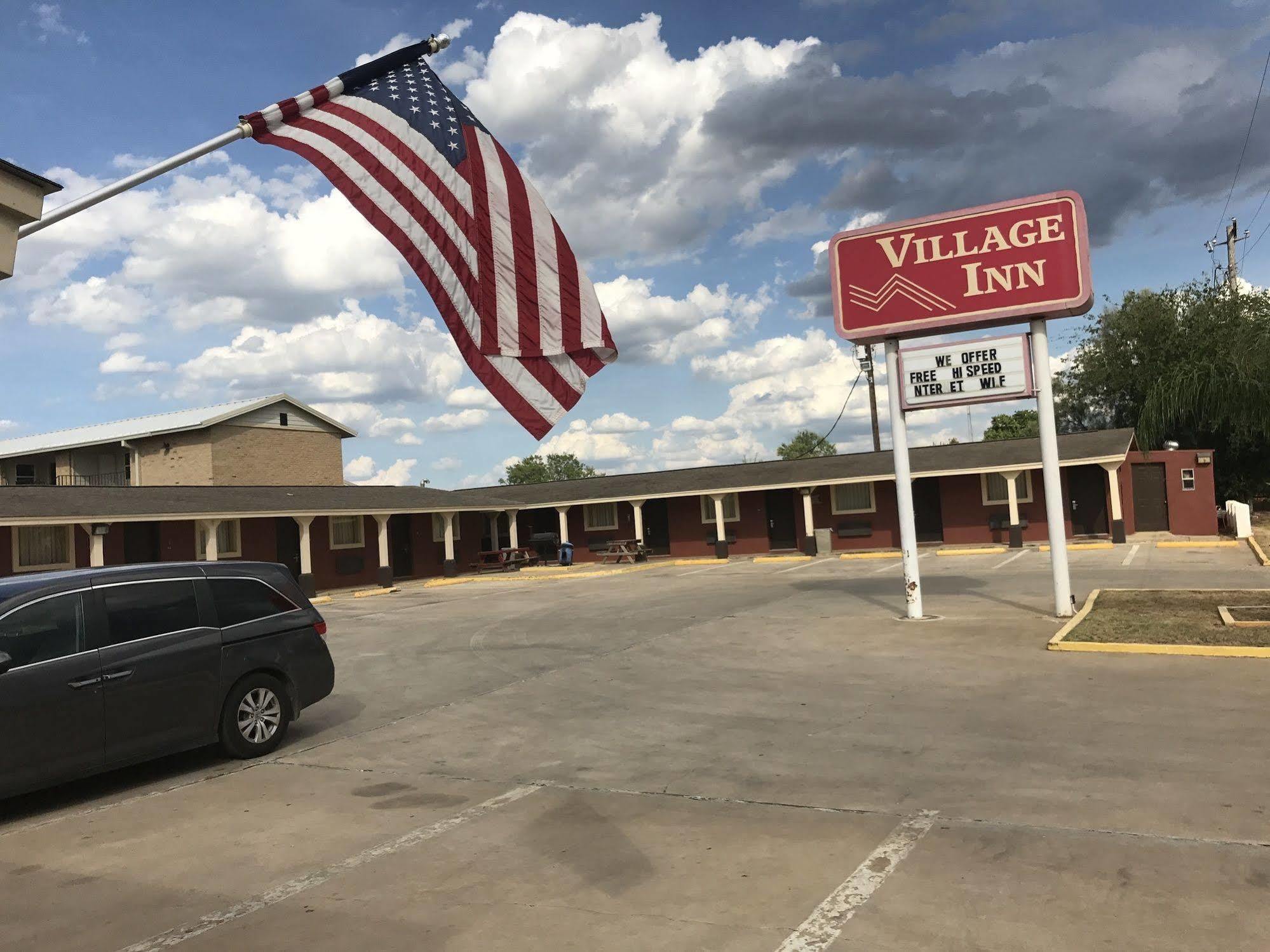 Village Inn Cotulla Exterior photo