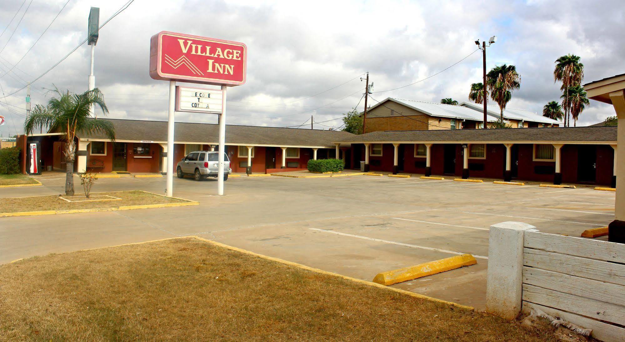 Village Inn Cotulla Exterior photo